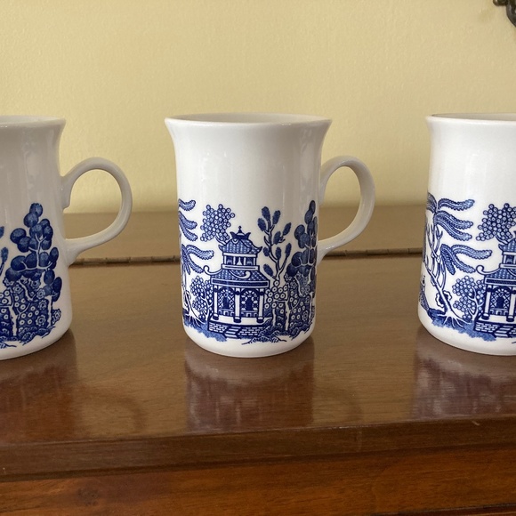 5 Blue Willow mugs by Churchill (Georgian Shape) - Picture 2 of 4